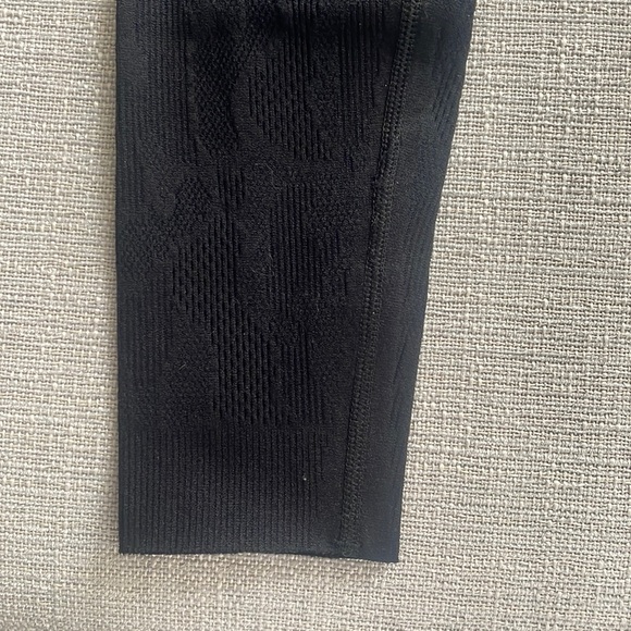 NEW Fabletics High-Waisted SculptKnit Camo Legging in Black - Picture 3 of 6